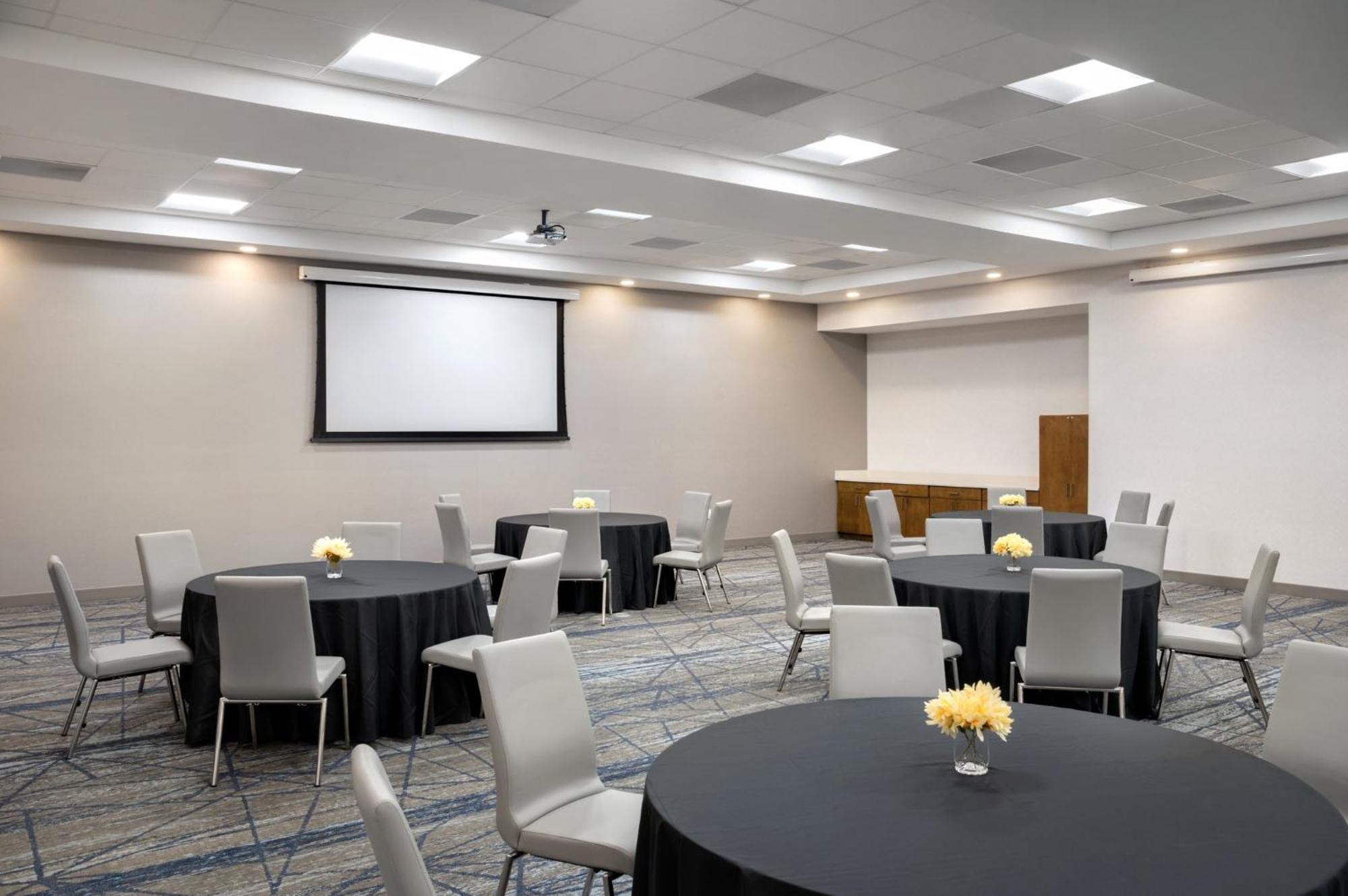 Holiday Inn Express Richmond By Ihg Exterior photo