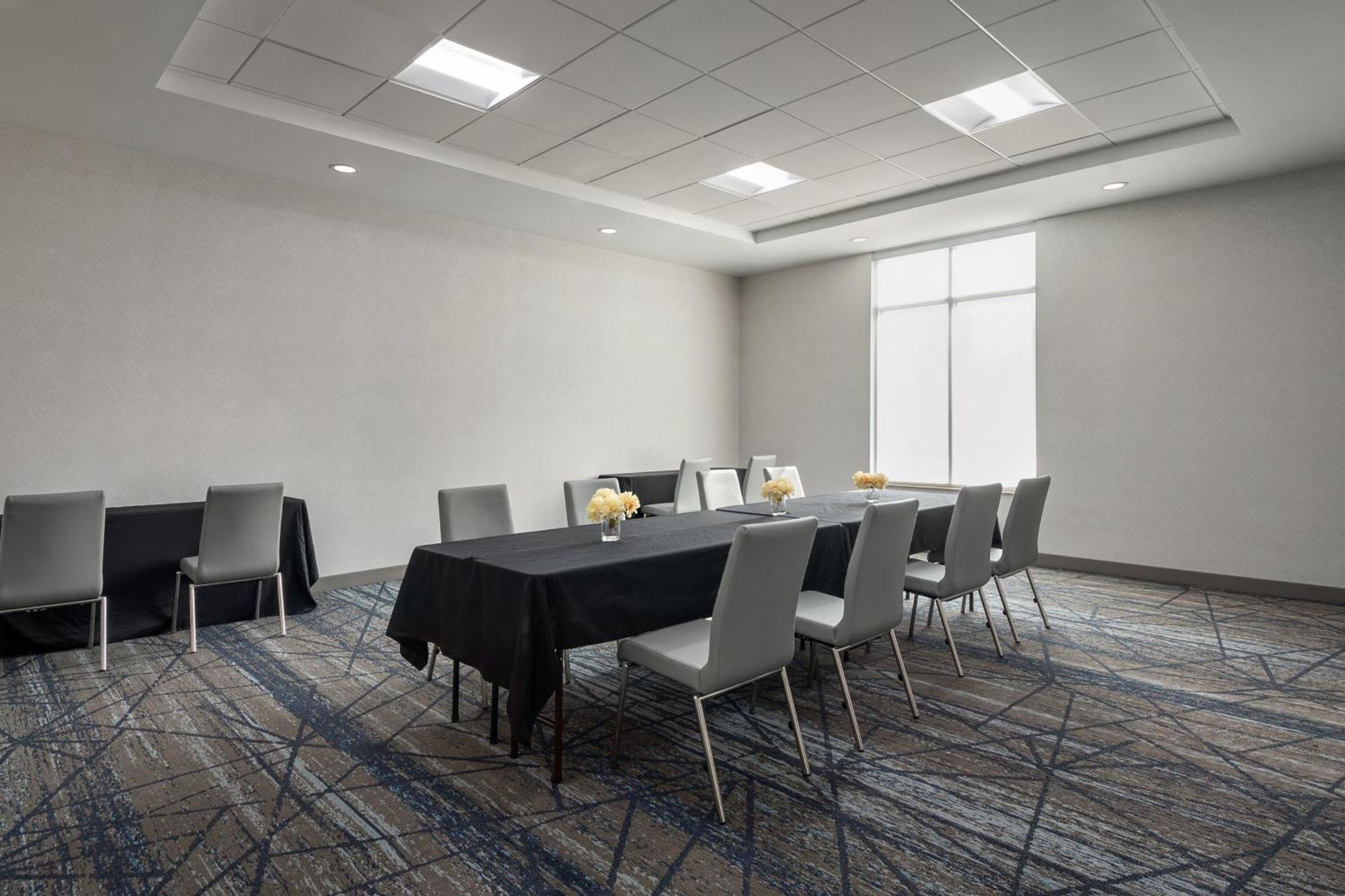 Holiday Inn Express Richmond By Ihg Exterior photo