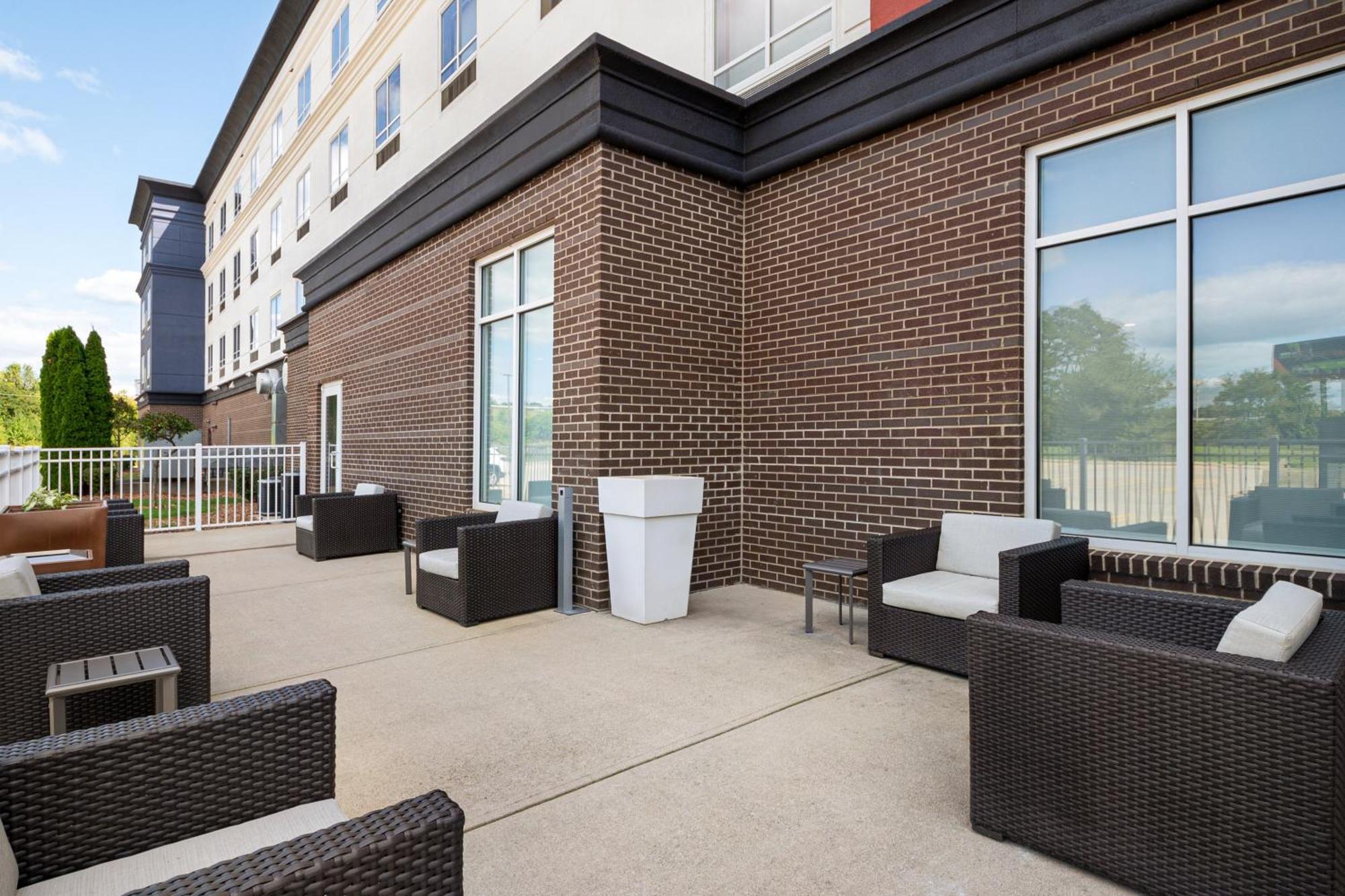 Holiday Inn Express Richmond By Ihg Exterior photo
