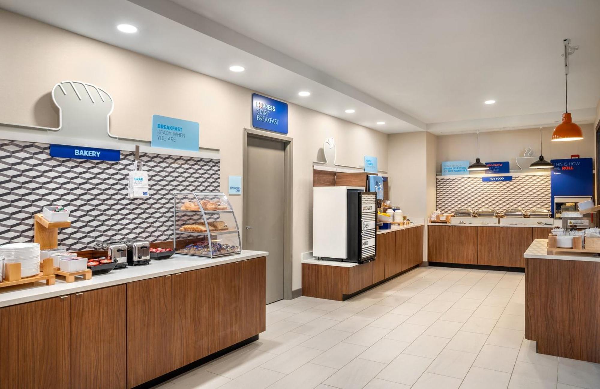 Holiday Inn Express Richmond By Ihg Exterior photo