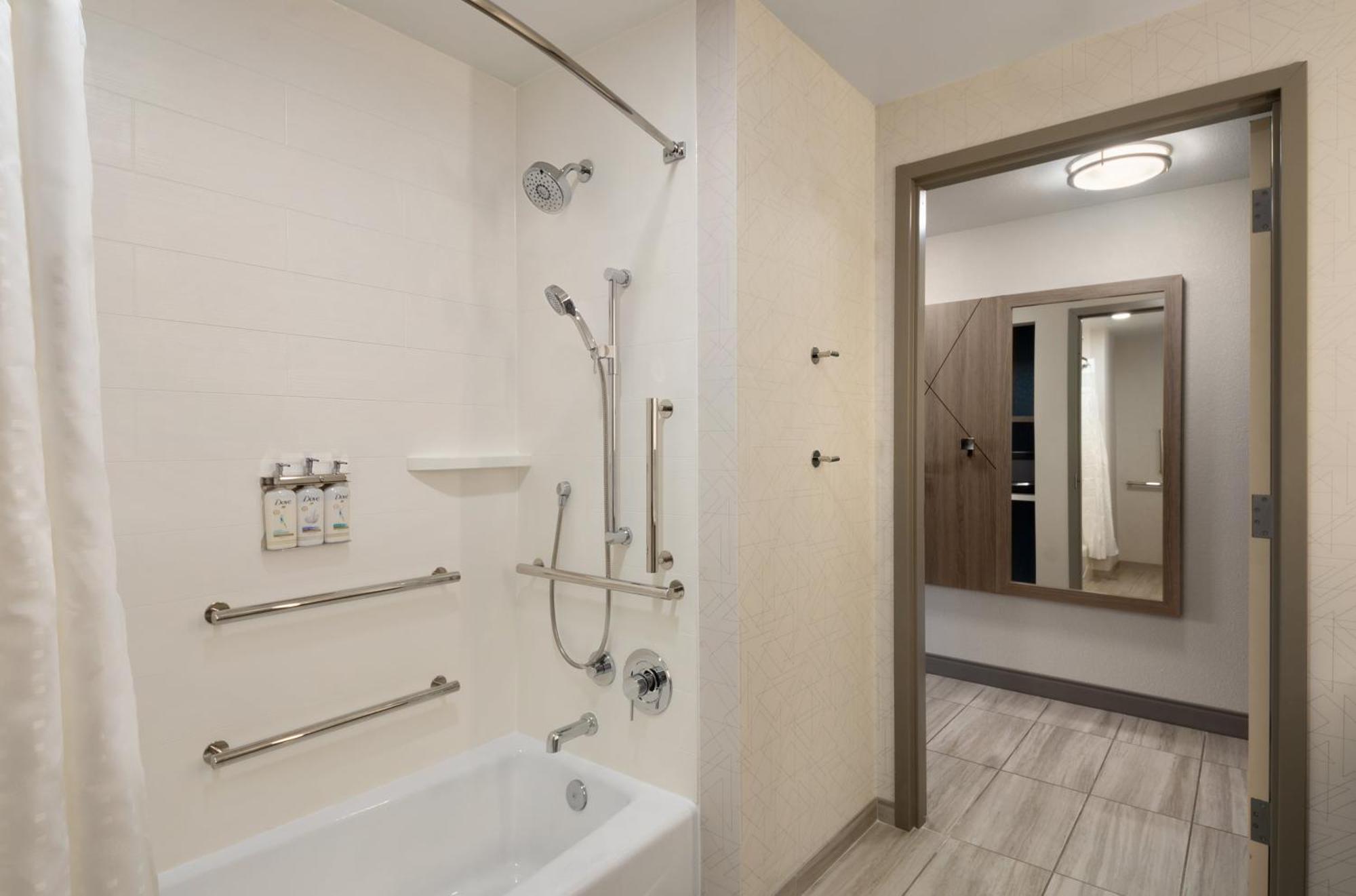 Holiday Inn Express Richmond By Ihg Exterior photo